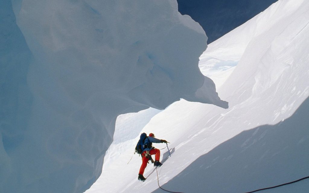 در فصل زمستان کوهنوردی بسیار سخت است